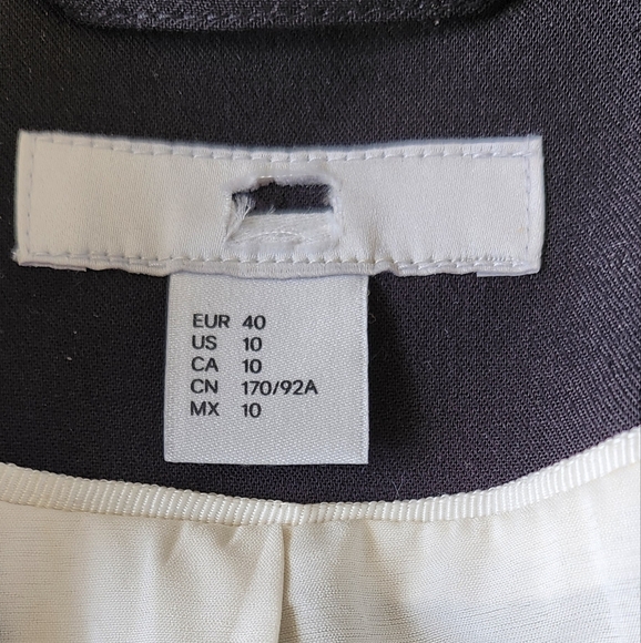 H&M Ladies Pleated Black Blazer with White Lining - SIZE 10 - Picture 3 of 7